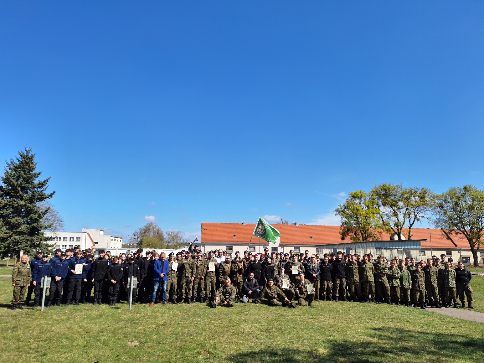 Poznańscy rezerwiści z WSAR aktywnie szkolą młodzież klas mundurowych